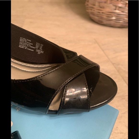 comfort plus by Predictions Nenet Black Patent Leather Wedge - Picture 10 of 12